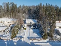 Tilava tontti jonka takana viheralue, johon tontti rajautuu