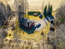 Valoisa ja aurinkoinen sijainti. Tasainen tontti.