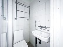 Wc:n yhteydessä on suihku ja taloyhtiön pesutuvassa peset pyykit näppärästi.