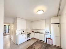 Keittiössä on hyvin tilaa ruokailuryhmälle sekä mm. astianpesukone valmiina.