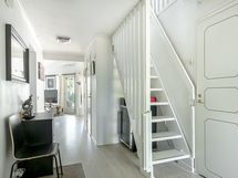Näkymää eteisestä, portaat ja ovi kylppäriin.