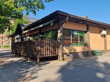 Julkisivua ja terassia