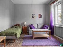 Olohuoneessa suuret ikkunat