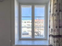 Asunnon ikkunoista on näkymä sisäpihan suuntaan, koilliseen.