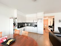 Kodin keittiöön saa mahtumaan kivasti ruokailuryhmän.