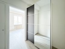 Eteisessä on liukuovikaapisto.