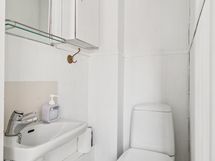 Rintamiestalon sääntulokerroksen wc