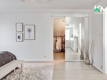 Yläkerran päämakuuhuone/vaatehuone