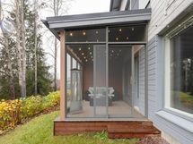 Terassi on mahdollista lasittaa. Digitaalisesti stailattu kuva asunnosta E16.