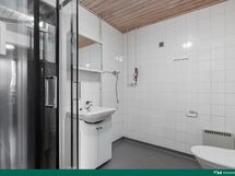 Pesuhuoneessa on toinen wc