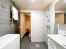 Kylpyhuone ja saunaosasto on uusittu 2022.