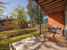 Olohuoneesta on käynti pihalle