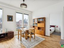 Korkean ikkunan edessä on hieno paikka ruokapöydälle