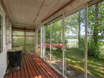 Rantasaunan kuisti on lasitettu