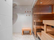 Ylimmän kerroksen saunatilat kutsuvat rentoutumaan.