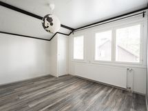 Yläkerran ensimmäinen makuuhuone