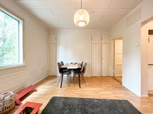 Kodissa on säilytystilaa valmiina seinän kaapistoissa. Ikkuna on luoteeseen päin.