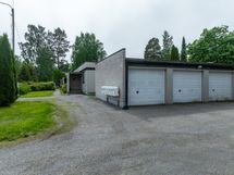 Kylmä autotalli kuuluu asuntoon / Kallt garage hör till bostaden.