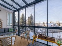 Yläkerran terassiparveke