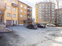 Näkymä sisäpihalta, C-rappu oikeassa laidassa