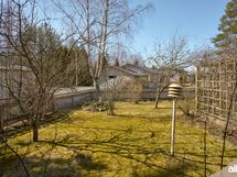 Piha on rivitalohuoneiston pihaksi poikkeuksellisen suuri.