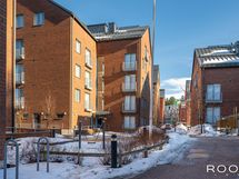 Taloyhtiön pihapiiristä löytyy myös leikkipaikkoja perheen pienimmille.