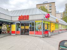 Lähellä on useampiakin lähikauppoja ja sekä Hertsi, että Itis lähellä.