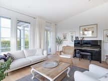 Terassille on kulku olohuoneesta, päämakuuhuoneesta ja kodinhoitohuoneesta/ 3 utgång till terrassen