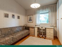 Yläkerran makuuhuone 2