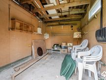 vierasmökin päädyn autotalli / gäststugans garage