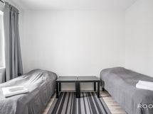 Makuuhuoneeseen mahtuu leveäkin parisänky.