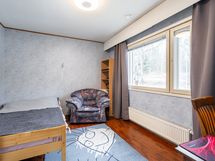 Ensimmäisessä makuuhuoneessa on kaapistot ja ikkuna ovat etupihan suuntaan