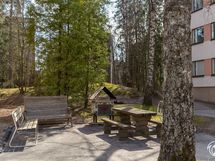 Taloyhtiön grillipaikka on asukkaiden käytössä.