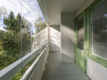 Asunnon levyinen parveke/ Balkongen lika bred som lägenheten