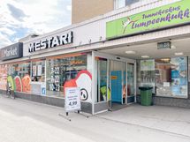 Lähikauppa on torin vastakkaisella laidalla.