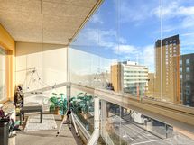 Lasitetulta parvekkeelta on näkymät etelään.