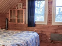 Kodin kolmas makuuhuone on heti portaiden vasemmalla puolella.