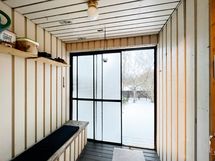 Saunan yhteydessä on vilvoittelutila, josta käynti pihalle.