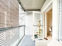 Parveke tuo mukavasti lisätilaa asumiseen, ilmansuunta on etelään.