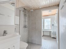 Alakerran kylpyhuone/kodinhoitohuone