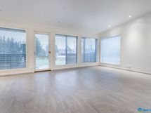 Valoisa olohuone, isot ikkunat eteläänpäin