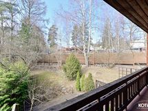 Näkymä parvekkeelta pihalle
