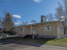 Arvostetulla asuinalueella mukavan kokoinen koti.