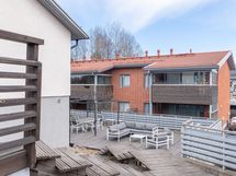 Portaat yläpihalta alaterassille