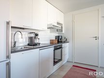 Keittiön vierestä on käynti kylpyhuone/WC-tilaan.