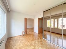 Toisessa makuuhuoneessa on iso liukuovellinen vaatekaapisto.