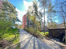 Taloyhtiötä on remontoitu kattavasti vuosien varrella. Oma tontti ja maalämpö!