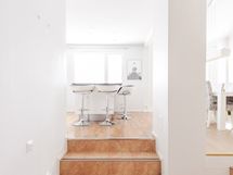 Näkymä eteisestä keittiöön