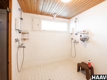 Pesuhuone kolmella suihkulla