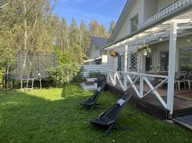 Piha sijoittuu talon suojaan